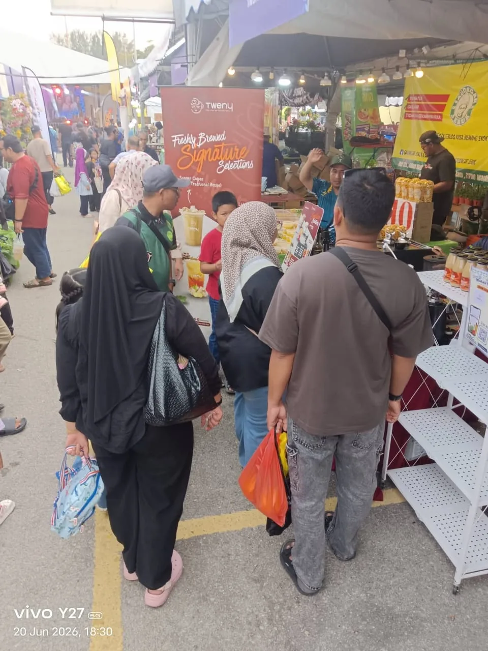 Customers visiting a Tweny market booth